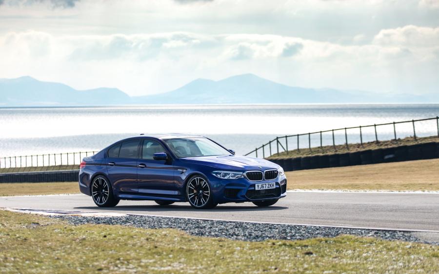  BMW M5 (F90) 2018 года  (UK) (фото 1 из 40)